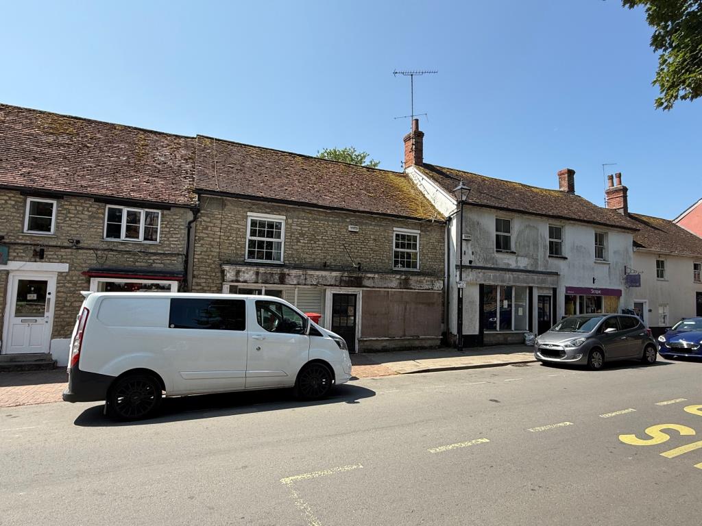 Lot: 82 - TOWN CENTRE PROPERTY WITH CONSENT FOR THREE DWELLINGS - View of property from the High Street